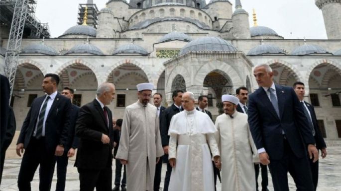 El papa León XIV visitó la Mezquita Azul en Estambul