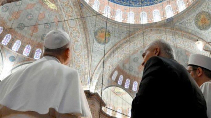 El papa León XIV visitó la Mezquita Azul en Estambul