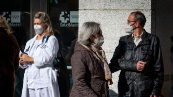 Barbijos en todos lados, guardias colapsadas en España por variante de la gripe A