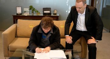 Con el mameluco de YPF, Milei firmó el proyecto de reforma laboral