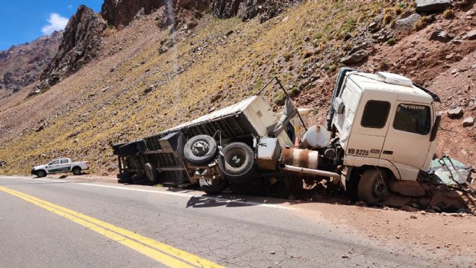 Un camionero se encuentra grave tras volcar en la ruta 7