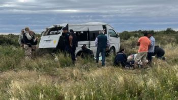 Tragedia en San Carlos: volcó una combi y murió una mujer de un contingente religioso