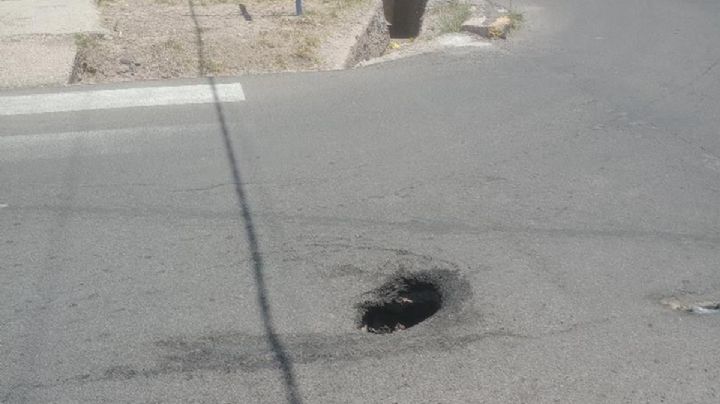 Alerta por un pozo sin señalizar en una esquina de Maipú