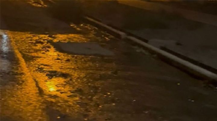 Riego por aspersión... al asfalto: el río que brota de la vereda en la calle Terrada