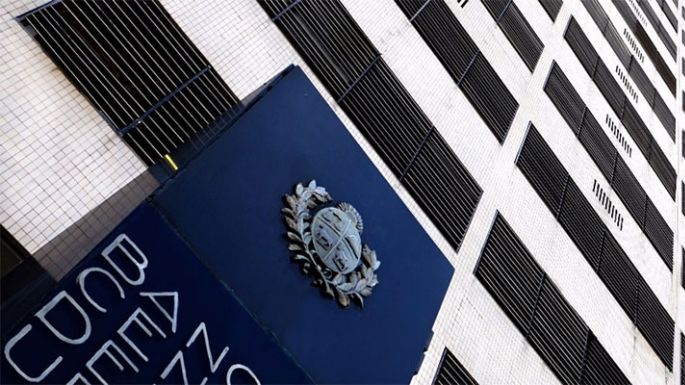 Uruguay apuesta al peso: prepara un plan de desdolarización para 2026