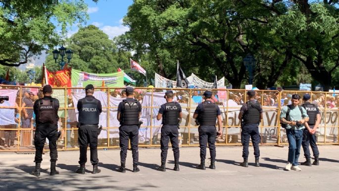 Cornejo viajó a Buenos Aires y los ambientalistas se manifiestan frente a la Legislatura