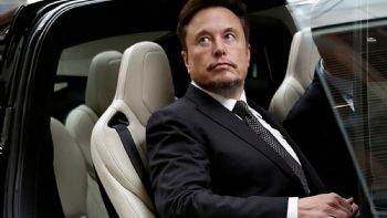 Tesla fue intimado por hacer creer a los consumidores que sus autos se manejan solos