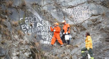 Limpiaron las pintadas en Potrerillos y también borraron grafitis políticos
