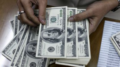 Foto iliustrativa de  El dólar oficial cerró lejos de las bandas cambiarias