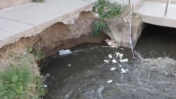 Peligro al acecho en Guaymallén: un socavón "devora" la vereda en calle Tirasso