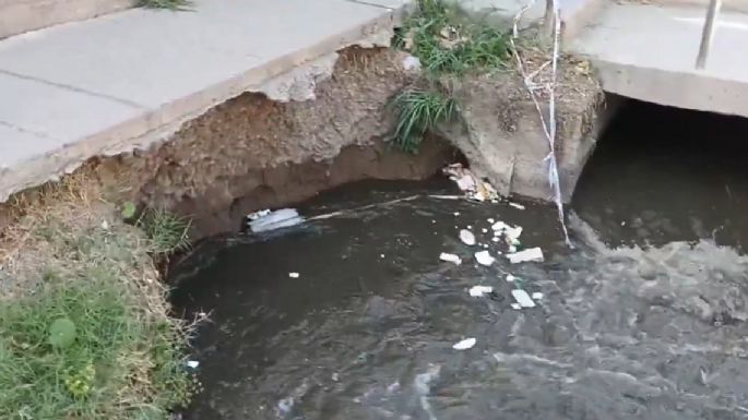 Peligro al acecho en Guaymallén: un socavón "devora" la vereda en calle Tirasso