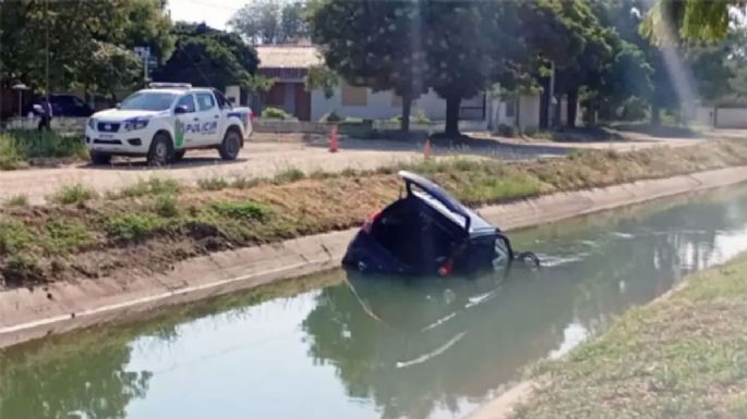 Un bebé de un año murió al volcar un auto en un canal de riego