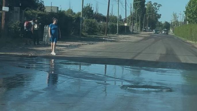 La pérdida de agua que está afectando a la calle Vieytes en Luján de Cuyo