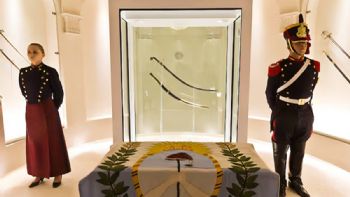 Sacan el sable corvo de San Martín del Museo Histórico Nacional y se lo dan a los Granaderos