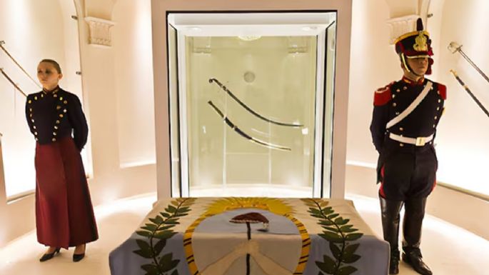 Sacan el sable corvo de San Martín del Museo Histórico Nacional y se lo dan a los Granaderos