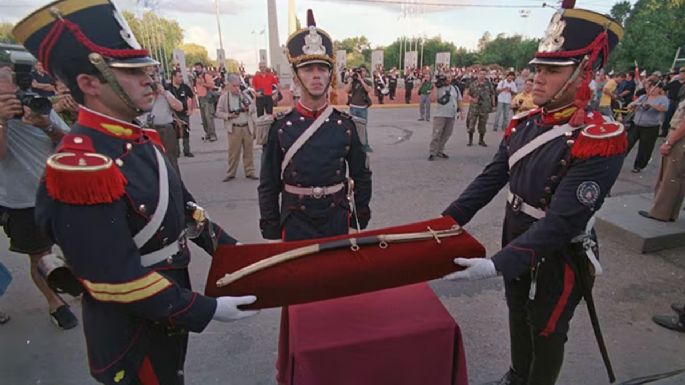 Sacan el sable corvo de San Martín del Museo Histórico Nacional y se lo dan a los Granaderos
