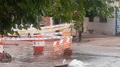 Foto ilustrativa de la nota titulada: La "fuente" que brota desde el asfalto en Dorrego