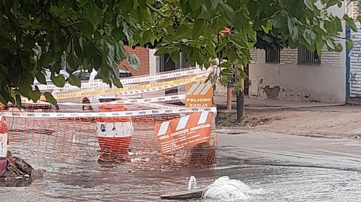 La "fuente" que brota desde el asfalto en Dorrego