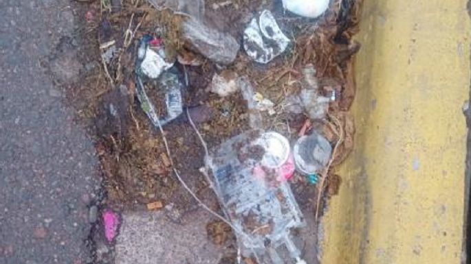 Alarma en Maipú por residuos patológicos tirados en plena calle frente al hospital Paroissien