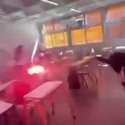 Hicieron una "guerra de bengalas" en el aula y en las redes los compararon con Hogwarts 
