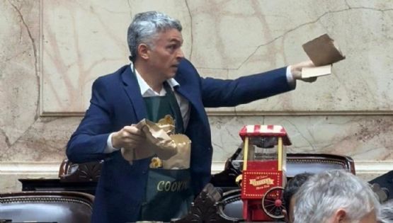 Esteban Paulón llevó una máquina de pochoclos al recinto 