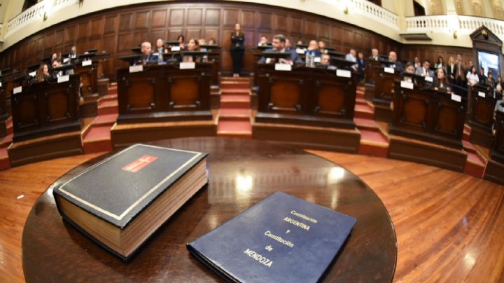 Cornejo promulgó la ley de autonomía municipal y habrá plesbiscito