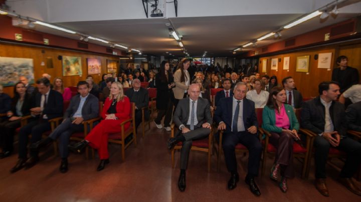 La foto que habla en la asunción de autoridades del Colegio de Abogados