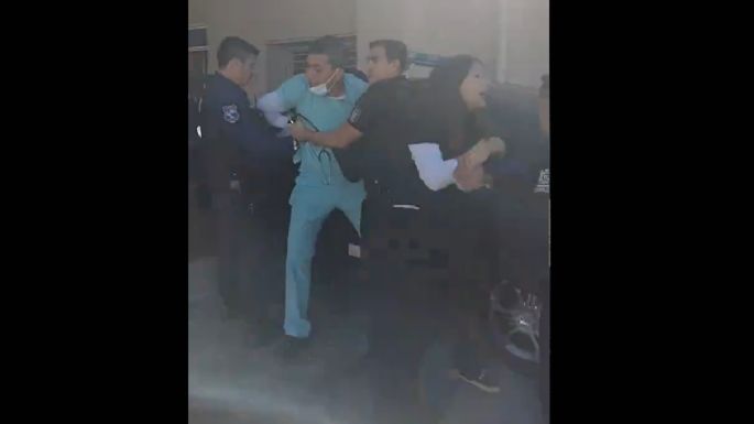 Policías golpearon a un médico en el microhospital Puente de Hierro
