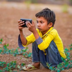 Los niños pobres crecen con pantallas, mientras los ricos pagan para que sus hijos lean