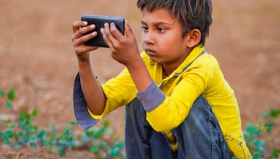 Los niños pobres crecen con pantallas, mientras los ricos pagan para que sus hijos lean