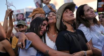Llantos y abrazos en la Plaza de los Rehenes de Tel Aviv