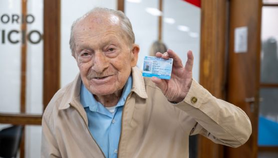 Tiene 100 años y renovó su licencia de conducir en la Ciudad de Mendoza