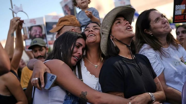 Llantos y abrazos en la Plaza de los Rehenes de Tel Aviv