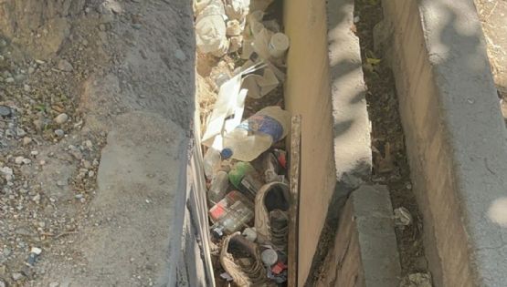 La acequia que está al lado de un hospital y está tapada de basura