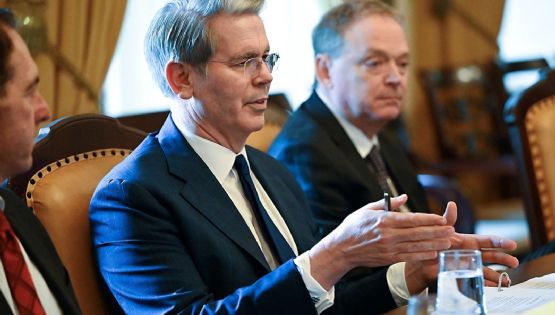 Alarma por el entramado de Bessent para desprenderse de los pesos argentinos