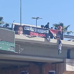 Quisieron detener a judiciales por colgar un cartel contra Alfredo Cornejo