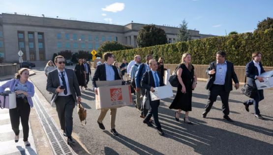 Periodistas entregan credenciales y abandonan el Pentágono tras rechazar nuevas reglas para prensa