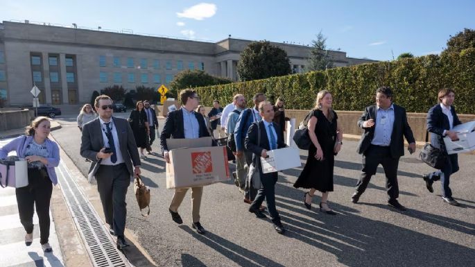 Periodistas entregan credenciales y abandonan el Pentágono tras rechazar nuevas reglas para prensa