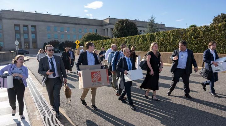 Periodistas entregan credenciales y abandonan el Pentágono tras rechazar nuevas reglas para prensa