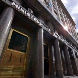 Gobierno emite deuda por más de $32 billones y US$ 3.500 millones