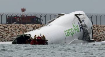 Un avión se despistó en el aterrizaje, cayó al mar y murieron dos personas