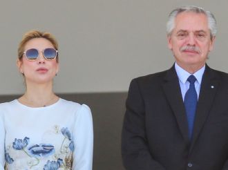 Afirman que Alberto Fernández organizó una fiesta clandestina en el avión presidencial