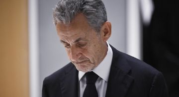 Tras 20 días en la cárcel, Sarkozy salió de prisión y quedó en libertad condicional en su casa