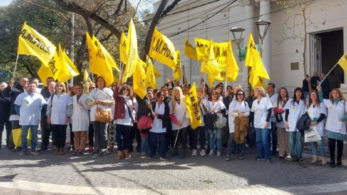 Médicos exigen un aumento del 40% igual al del gobernador y sus funcionarios