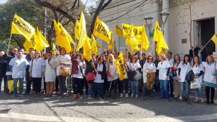 Médicos exigen un aumento del 40% igual al del gobernador y sus funcionarios