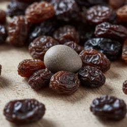 Prohíben una marca de pasas de San Juan tras encontrar una piedra en el paquete 