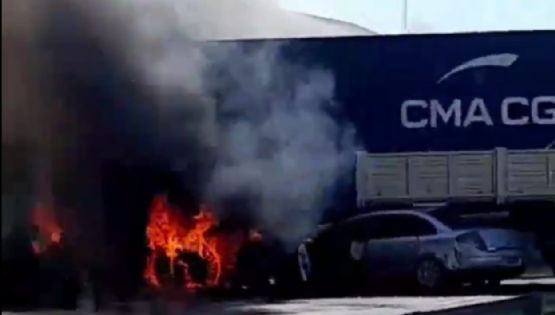 Dos camiones chocaron y aplastaron a un auto en Campana: hay 5 muertos