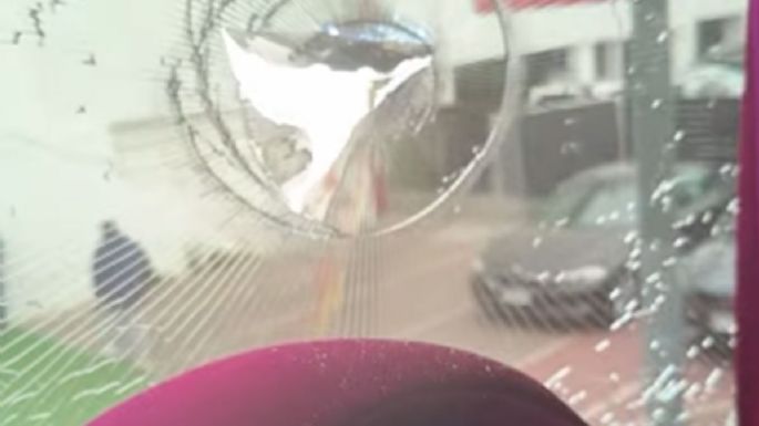 No aprenden, ¿verdad? Hinchas de la U de Chile atacaron el micro de Lanús