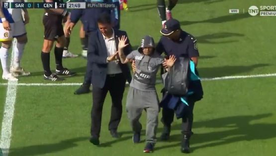 Un hincha de Sarmiento se metió a la cancha y agredió al árbitro Andrés Merlos