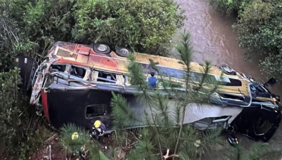 Terrible tragedia en Misiones al caer un colectivo a un arroyo